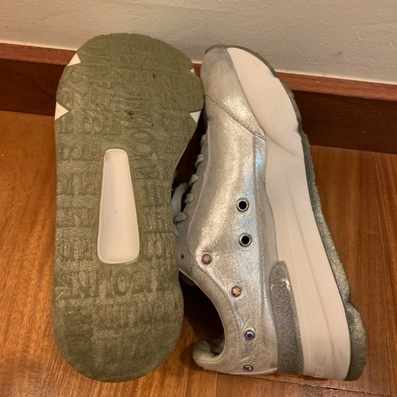 Silver pair of sneakers - Picture 7 of 8